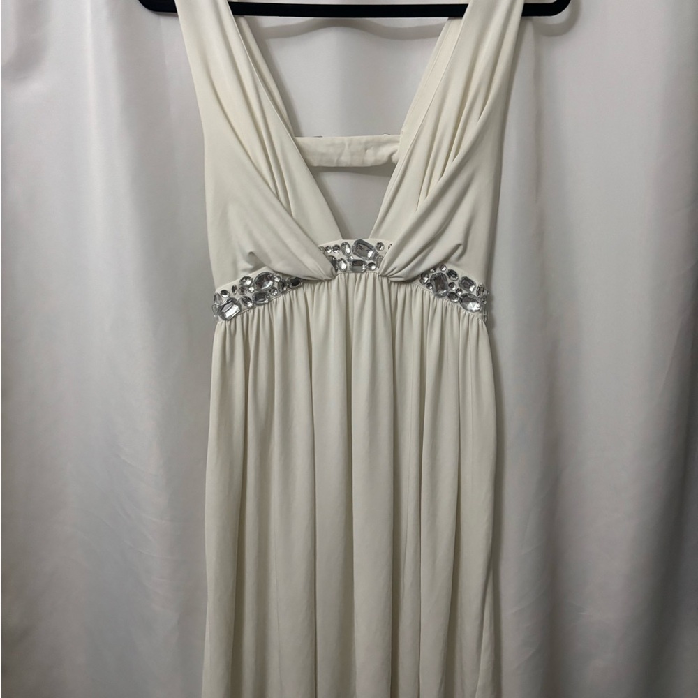 Elegant White Sleeveless Dress